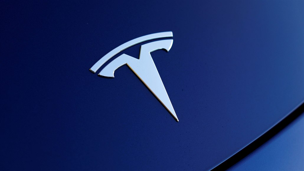 Logo společnosti Tesla na přední kapotě elektromobilu Model 3 (8. února 2020)