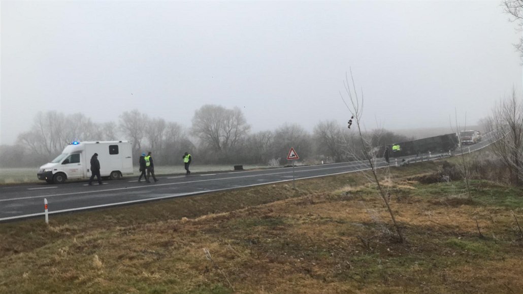 Na Žatecku havaroval autobus se 70 studenty. Sjel ze silnice a převrátil se