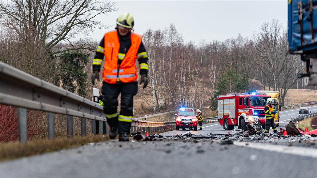 Střet auta s dodávkou na Semilsku nepřežila žena, mezi zraněnými jsou i děti