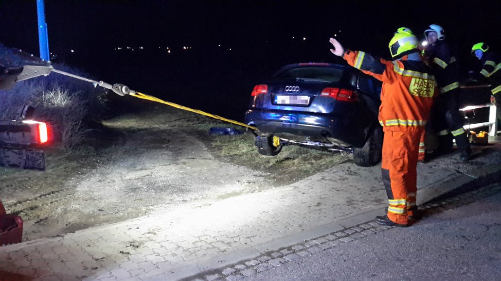 Na Vysočině se srazil kamion a osobní auto. Řidič nehodu nepřežil