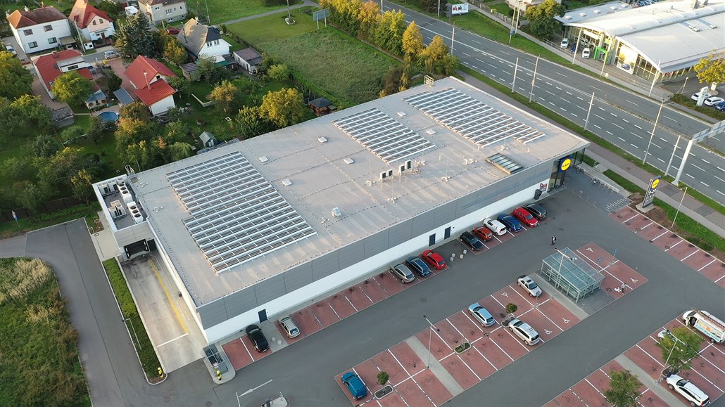 Střechy solárníkům nestačí, chtějí budovat panely i na zemi. Vláda to odmítá