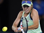 Amerianka Sofia Keninov se sousted na bekhend ve finle Australian Open.