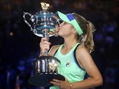 Američanka Sofia Keninová líbá trofej pro šampionku Australian Open.