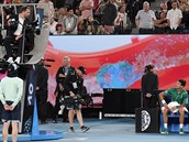 Srb Novak Djokovi diskutuje s rozhodm ve finle Australian Open.