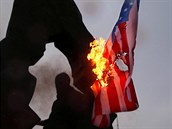 Íránci pálí vlajku USA při protestech proti zabití velitele íránských elitních...