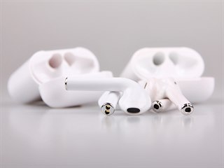 Čínské kopie za sto korun versus originální Apple AirPods