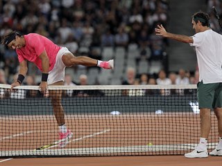 Roger Federer a Rafael Nadal při exhibici v Kapském Městě.