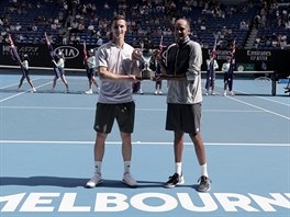 Amerian Rajeev Ram (vpravo) a Brit Joe Salisbury pzuj s trofej pro vtze...