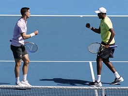 Amerian Rajeev Ram (vpravo) a Brit Joe Salisbury se povzbuzuj ve finle...