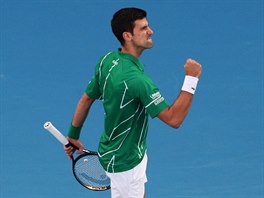 Srb Novak Djokovi se povzbuzuje ve finle Australian Open.