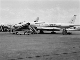 Tupolev Tu-124 spolenosti SA, za ním Tu-104 spolenosti Aeroflot