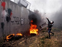 VZPOURA. Palestinský demonstrant protestuje proti americkému mírovému plánu pro...