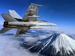 LETOUN. Super Hornet pelétá nad Fudi, nejvyí horou Japonska.