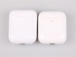 ínské kopie za sto korun versus originální Apple AirPods