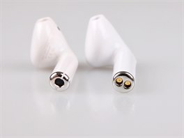 ínské kopie za sto korun versus originální Apple AirPods