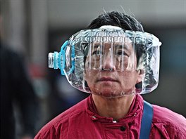 Mu v Hongkongu vyuil plastovou lhev jako alternativu nedostatkov respiran...