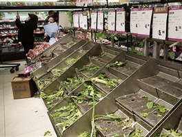 Prázdné regály se zeleninou ve wu-chanském supermarketu. Ceny zeleniny a...