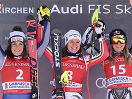 V cíli druhá Federica Brignoneová (zleva), vít�zná Viktoria Rebensburgová a...