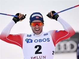 Norský běžec na lyžích Paal Golberg se raduje z triumfu ve sprintu ve Falunu.