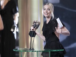 Margot Robbie na cenách BAFTA pi dkovné ei za Brada Pitta (Londýn, 2. února...