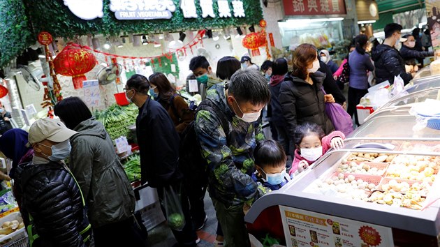 Zkaznci s roukami na trhu v Hongkongi (29. ledna 2020)