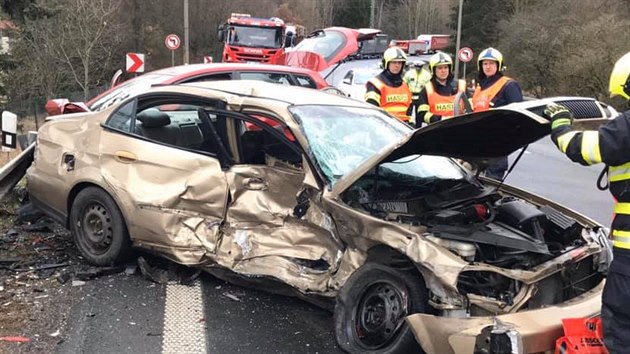 Dopravní nehoda uzavřela silnici I/6 u Karlových Varů.