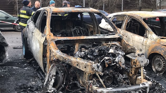 Požár na Praze 9 v sobotu poničil několik zaparkovaných aut (1. února 2020).