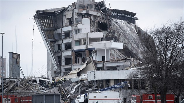 st stadionu v Petrohrad se pi demolici neekan zhroutila. (31. ledna 2020)