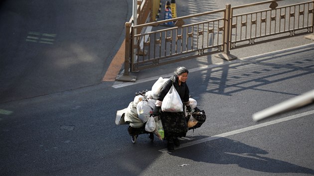 ena bez domova na ulici v Pekingu. (2. nora 2020)