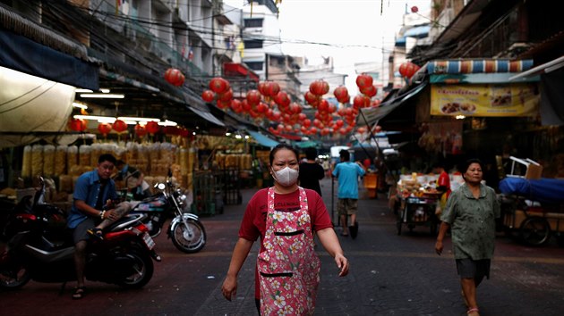 ena v rouce prochz nskou tvrt v thajskm Bangkoku. (2. nora 2020)