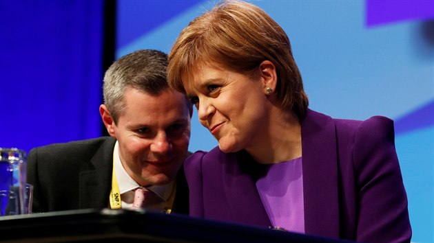 Skotsk ministr financ Derek Mackay a skotsk premirka Nicola Sturgeonov (14. jna 2016)