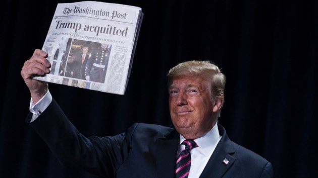 Americk prezident Donald Trump na slavnostn sndani ukazoval vtisky novin. (6. nora 2020)