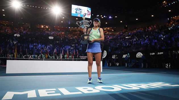 Amerianka Sofia Keninov pzuje s trofej pro ampionku Australian Open.