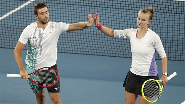 Barbor Krejkov a Chorvat Nikola Mekti se raduj z spn spoluprce ve finle smen tyhry na Australian Open.