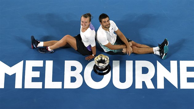 Barbora Krejkov a Chorvat Nikola Mekti pzuj s trofej pro vtze smen tyhry Australian Open.