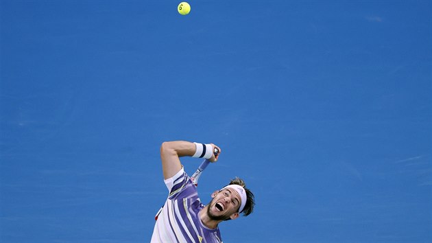 Rakuan Dominic Thiem servruje ve finle Australian Open.