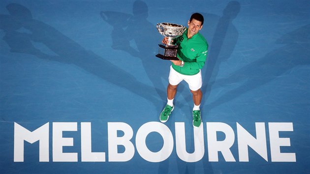 Srb Novak Djokovi pzuje s trofej pro vtze Australian Open.