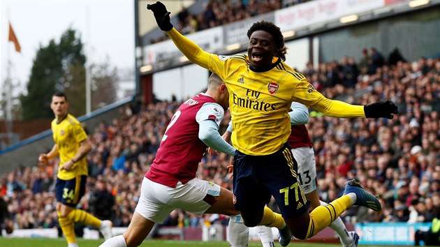 Bukayo Saka (Arsenal) pad po faulu Matthewa Lowtona (Burnley).