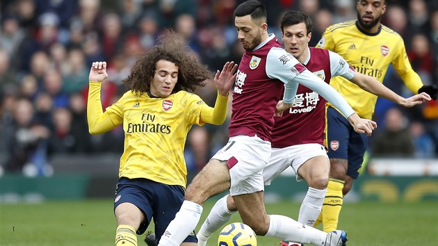 Matteo Guendouzi z Arsenalu (vlevo) a Dwight McNeil z Burnley bojuj o m.