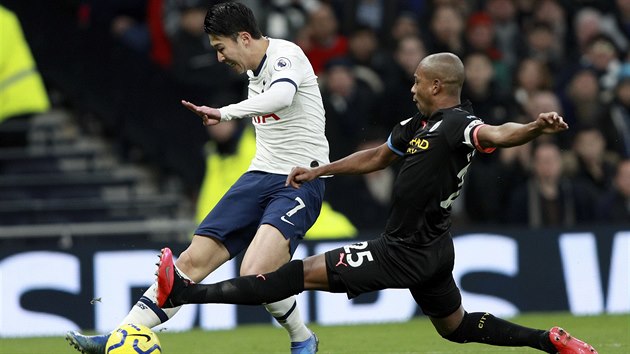 Fernandinho (Manchester City) se pokou zblokovat stelu Son Hung-mina (Tottenham).