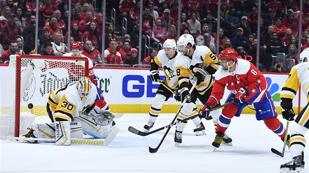 Alaxandr Ove�kin z Washingtonu (v �erven�) nevyzr�l na g�lmana Pittsburghu Matta Murrayho.