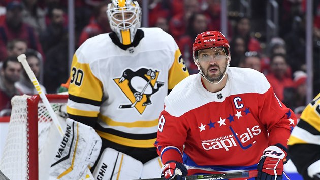 Kapitn Washingtonu Alexandr Ovekin (vpedu) a brank Pittsburghu Matt Murray.