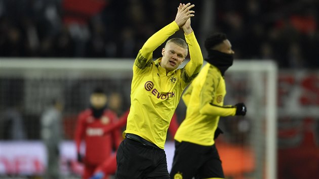 Erling Haaland z Dortmundu zdrav ped vkopem fanouky.
