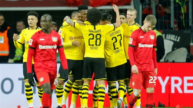 Fotbalist Dortmundu se raduj z vyrovnvac branky.