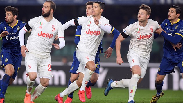NBH. Gonzlo Higuan (vlevo), Cristiano Ronaldo (uprosted) a Matthijs de Ligt (vichni Juventus) se rozbhaj na centr.