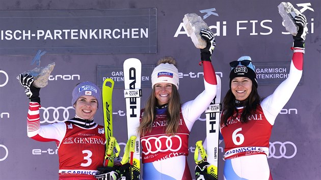 Vtzstv v super-G v Garmisch-Partenkirchenu slav vcarka Corinne Suterov (uprosted), druh skonila Rakuanka Nicole Schmidhoferov (vlevo) a tet pku obsadila vcarka Wendy Holdenerov.