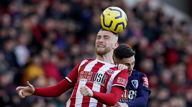 Oliver McBurnie (Sheffield) hlavikuje v souboji s Harrym Wilsonem z Bournemouthu.