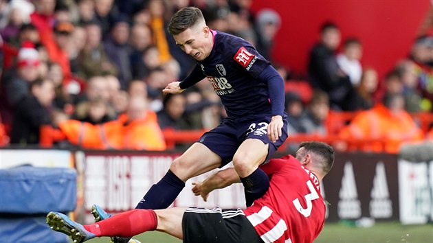 Enda Stevens (Sheffield) zajd pod nohy Harrymu Wilsonovi (Bournemouth).