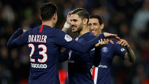 Fotbalisté Paris St. Germain se radují z branky. Zleva: Julian Draxler, Mauro Icardi a Ángel Di María.
