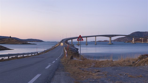 To je on, most k vesnici Sommarøy.